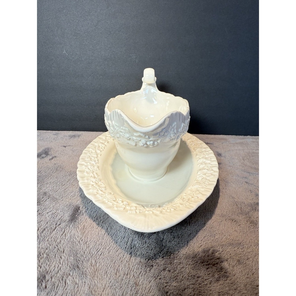 Wedgwood Embossed Queen's‎ Ware Gravy Sauce Boat w Underplate Cream on Cream #2 - Picture 2 of 10